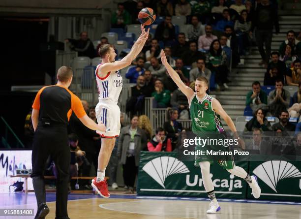 Zoran Dragic, #30 of Anadolu Efes Istanbul in action during the 2017/2018 Turkish Airlines EuroLeague Regular Season game between Unicaja Malaga and...