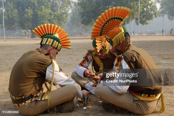 Indo-Tibetan Border Police soldies eat breakfast after rehearsing for the upcoming 69th Republic Day Parade in New Delhi on January 13, 2018.