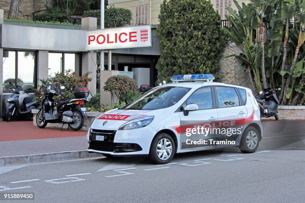 モンテ ・ カルロの路上で警察の車 - police station ストックフォトと画像