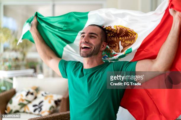 patriotismus und der feier eines mexikanischen jungen fan - mexikanischer abstammung stock-fotos und bilder