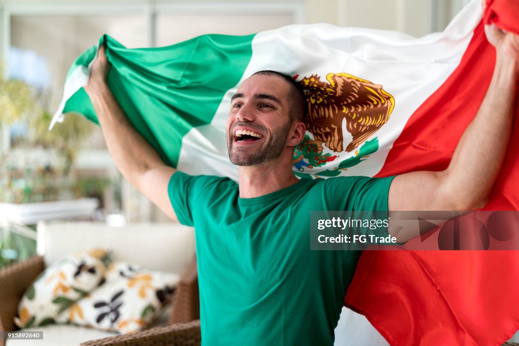 Patriotism and celebration of a Mexican young fan