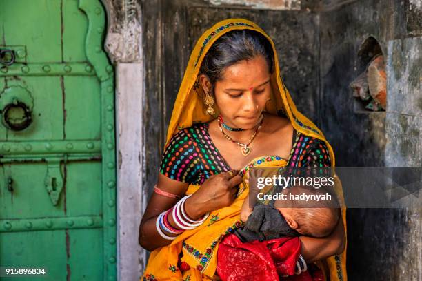 jonge indiase vrouw borstvoeding haar pasgeboren baby, amber, india - indian mother stockfoto's en -beelden