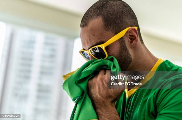 patriottisme en viering van een braziliaanse jonge fan - a brazil supporter stockfoto's en -beelden