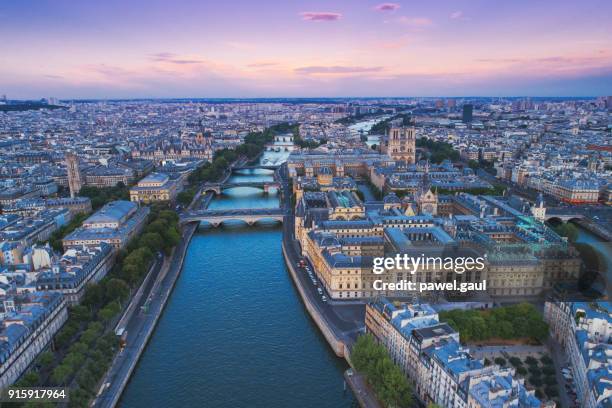 río sena antena puesta de sol de parís - río sena fotografías e imágenes de stock