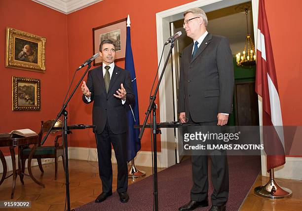 Secretary General Anders Fogh Rasmussen and Latvian President Valdis Zatlers give a joint press conference on October 8, 2009 in Riga. AFP PHOTO/...