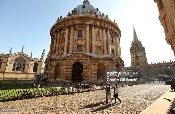 Students walk past the Radcliffe Camera building in Oxford city centre as Oxford University commences its academic year on October 8, 2009 in Oxford,...
