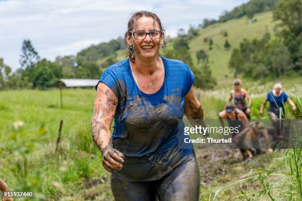 Grupp mogen ålder kvinnor deltar i lera kör konditionsträning tillsammans