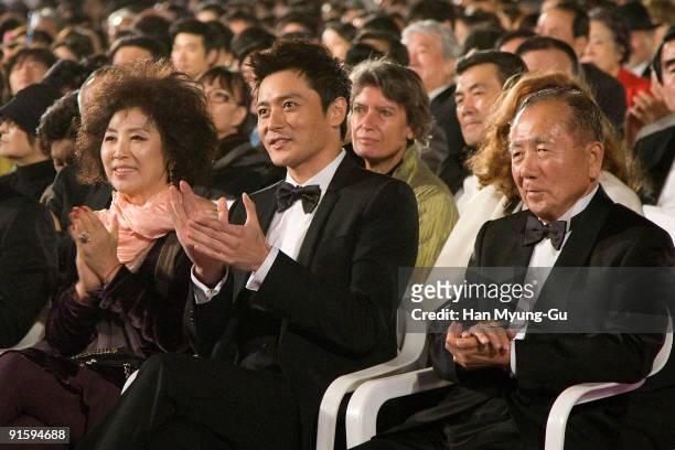 Actor Jang Dong-Gun attends at the opening ceremony of the 14th Pusan International Film Festival on October 8, 2009 in Busan, South Korea. The...