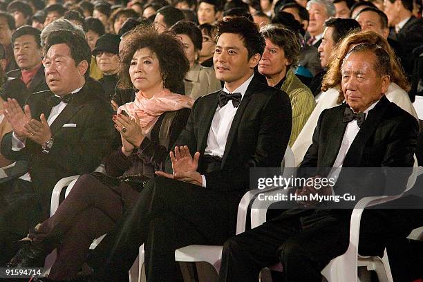 Actor Jang Dong-Gun attends at the opening ceremony of the 14th Pusan International Film Festival on October 8, 2009 in Busan, South Korea. The...