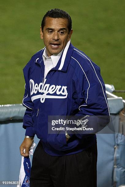 Los Angeles Mayor Antonio Villaraigosa cheers on the Los Angeles Dodgers against the St. Louis Cardinals in Game One of the NLDS during the 2009 MLB...