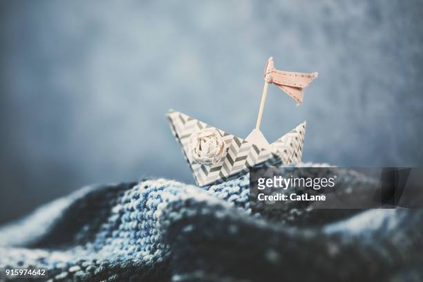 handgemachte origami boot auf handgemachte wellen - paper boat stock-fotos und bilder