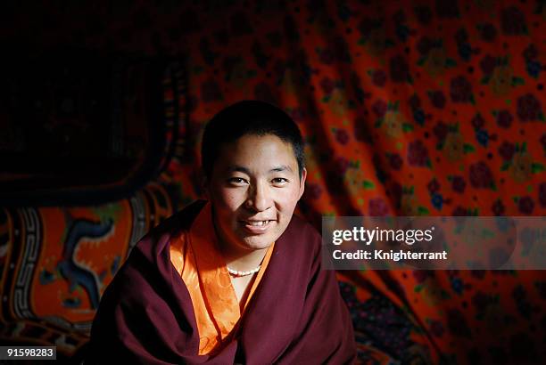 tibetan nun - buddist nun stock pictures, royalty-free photos & images