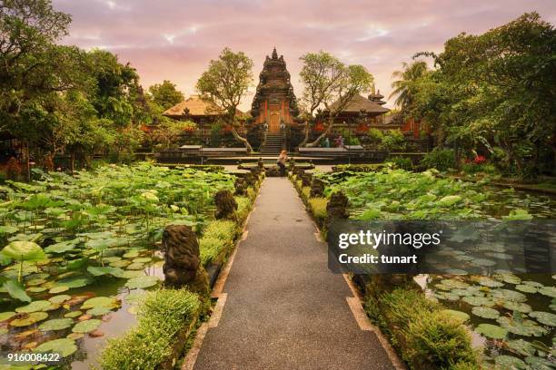 saraswati tempel, ubud, bali - saraswati stock-fotos und bilder