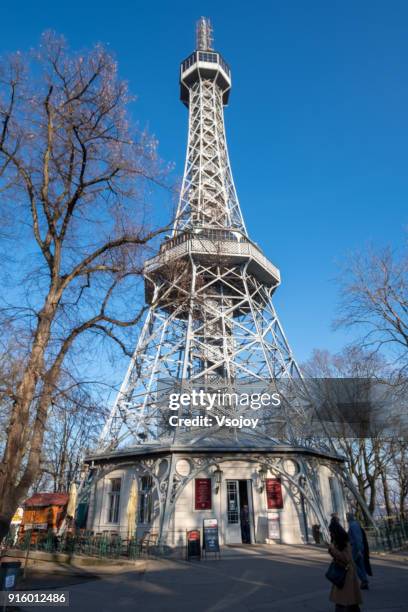 petřín lookout tower (petřínská rozhledna), prague, czech republic - vsojoy stockfoto's en -beelden