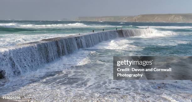 crashing waves, sennen cornwall - sennen stock pictures, royalty-free photos & images