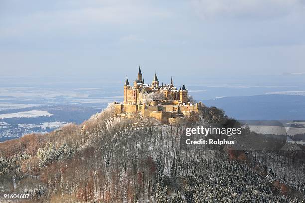 alto castello di hohenzollern invernale - castello di hohenzollern foto e immagini stock