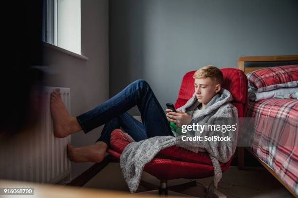 muchacho adolescente relajante en su habitación - one teenage boy only fotografías e imágenes de stock