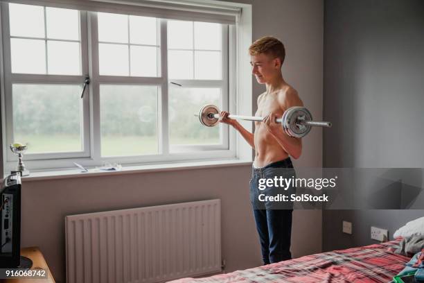 teenager aufhebung gewichte - boys bedroom stock-fotos und bilder
