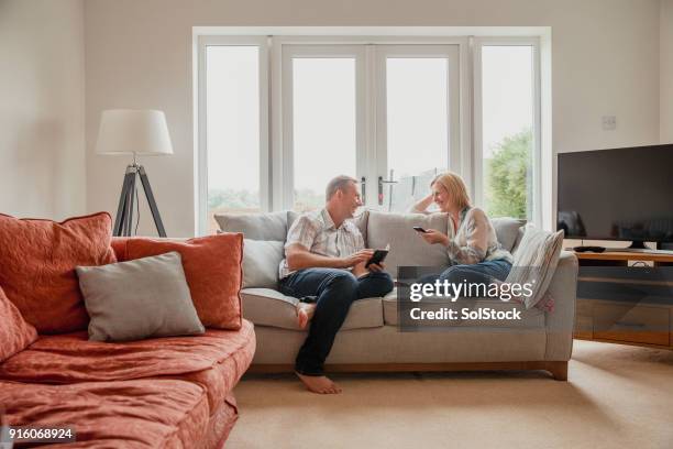 ontspannen op de sofa - french doors stockfoto's en -beelden