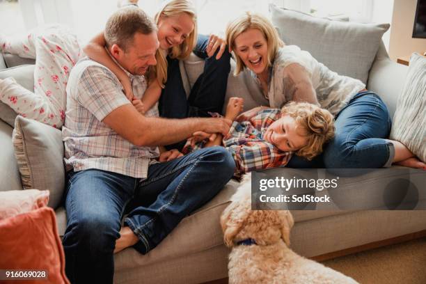 lachen met familie - één ouder stockfoto's en -beelden