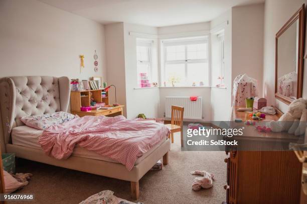 女性のベッドルーム - messy ストックフォトと画像