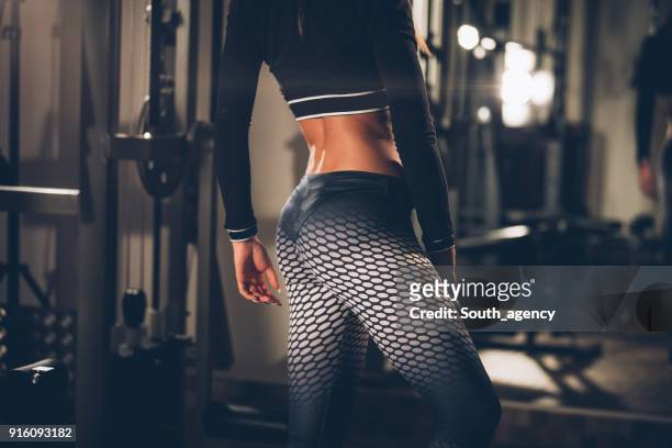 het lichaam vrouw sport - womens bottoms stockfoto's en -beelden