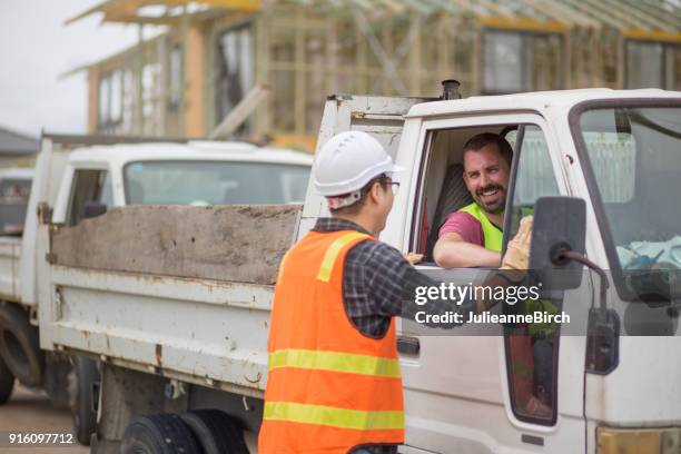 website der bauarbeiter reden vor dem verlassen der baustelle - fahrzeuge stock-fotos und bilder