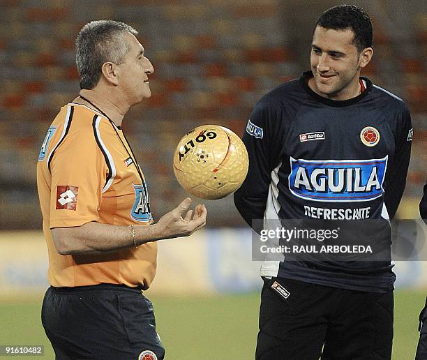 Colombian national football team coach Eduardo Lara speaks with goalkeeper David Ospina at the end of a training session on October 8, 2009 in...