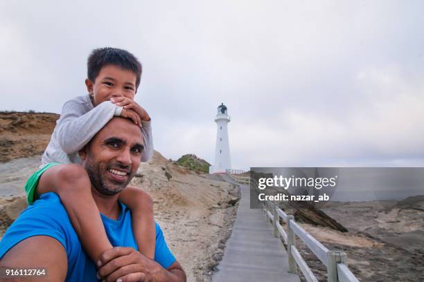 vader en zoon castlepoint vuurtoren selfie met op achtergrond. - castlepoint stockfoto's en -beelden
