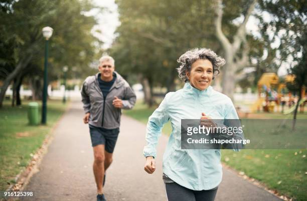 fitness is een belangrijk onderdeel van hun huwelijk - mature men stockfoto's en -beelden