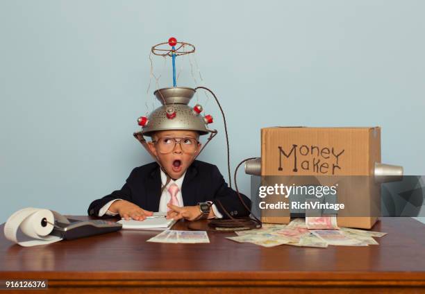 junges unternehmen junge pfund sterling - money-talks-englische-redewendung stock-fotos und bilder