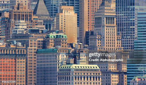 close up van gebouwen in wall street - wallstreet stockfoto's en -beelden