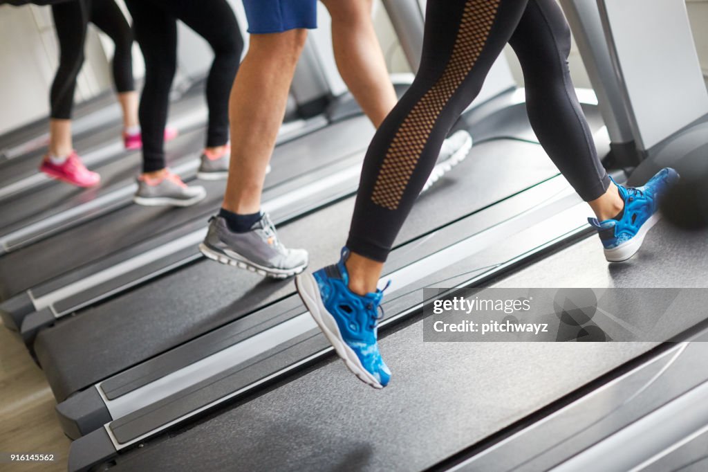 認識されていない人のトレッドミルでランニング。