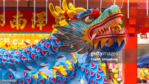 traditional chinese dragon dance in kuala lumpur,malaysia - tierfigur stock-fotos und bilder