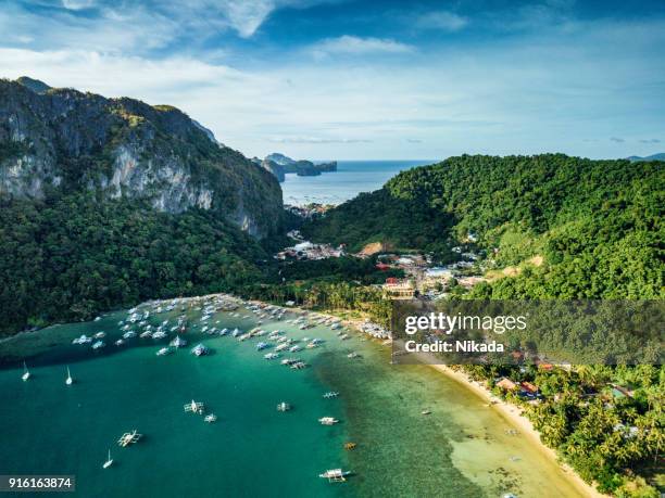 luchtfoto van el nido, palawan island, filippijnen - el nido stockfoto's en -beelden