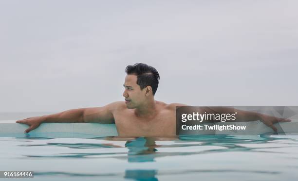 hommes en piscine - asian six pack photos et images de collection