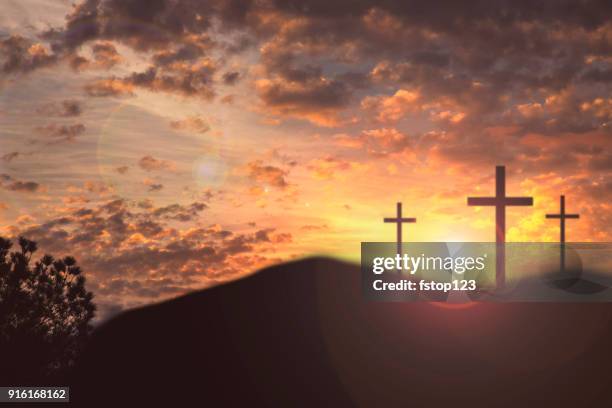 pasqua, scena della crocifissione con tre croce sulla collina. - cristianesimo foto e immagini stock