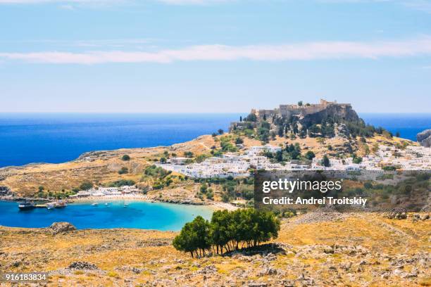 lindos town and acropolis of lindos, rhodes, dodecanese, greece - insel rhodos inselgruppe dodekanes stock-fotos und bilder