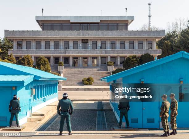 dmz an der grenze zwischen nord- und südkorea - north korea stock-fotos und bilder