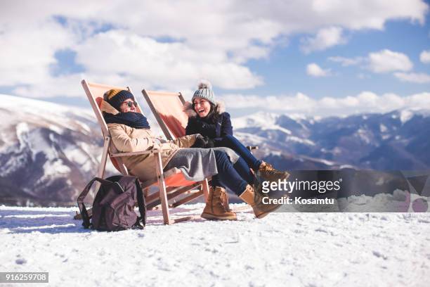 freundinnen genießen winter urlaub - ski im schnee stock-fotos und bilder