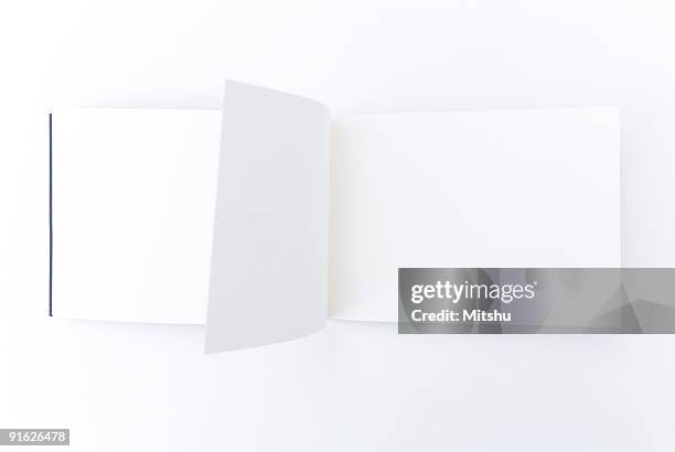 magia de libro con páginas de vacío - folleto papel blanco fotografías e imágenes de stock