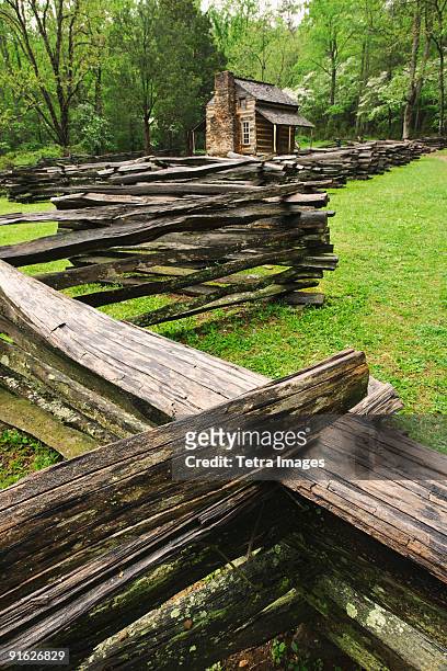 a fence and cabin in smoky mountain national park - gatlinburg stock-fotos und bilder