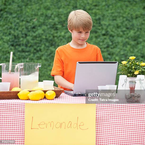 a lemonade stand - buvette photos et images de collection