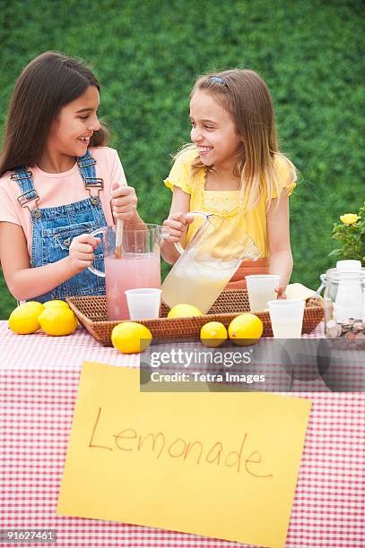 a lemonade stand - レモネード売り ストックフォトと画像