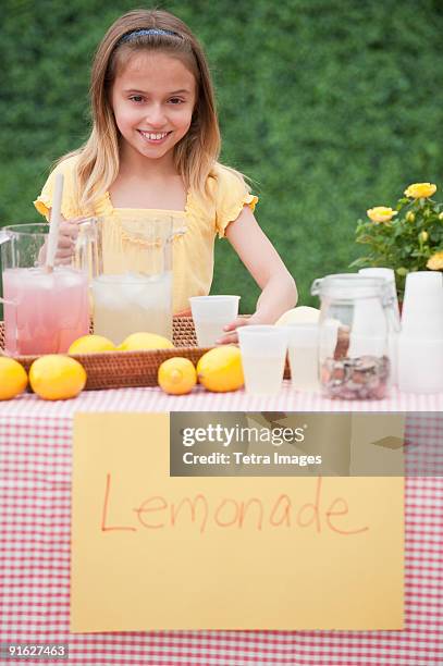 a lemonade stand - buvette photos et images de collection