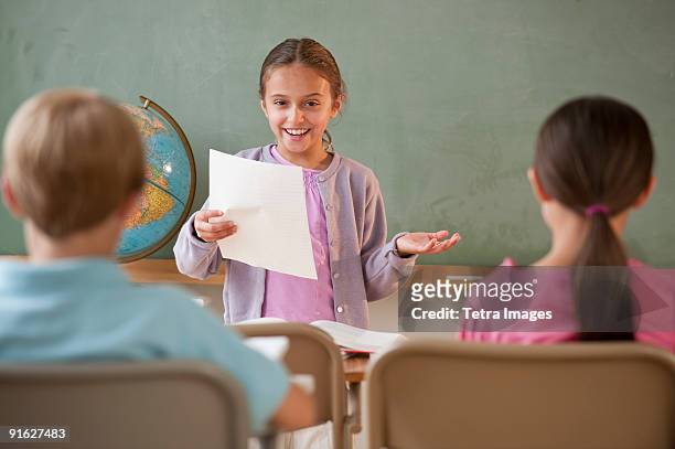 students in a classroom - kid presenting stockfoto's en -beelden