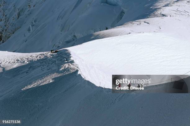 mountaineers, skiers on mountain ridge between vallée blanche vallée and north face - blanche vallee stock pictures, royalty-free photos & images