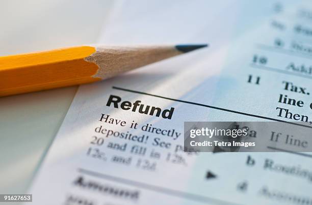 tax form and a pencil - impôt sur le revenu photos et images de collection