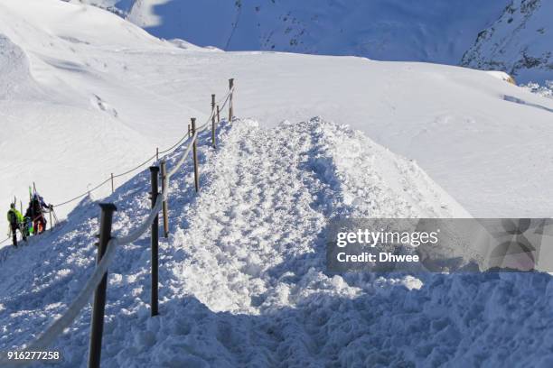 people passing narrow mountain ridge for skiing, france - valle blanche - fotografias e filmes do acervo