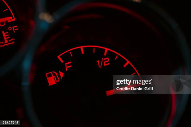 gas gauge in a car - kein benzin stock-fotos und bilder